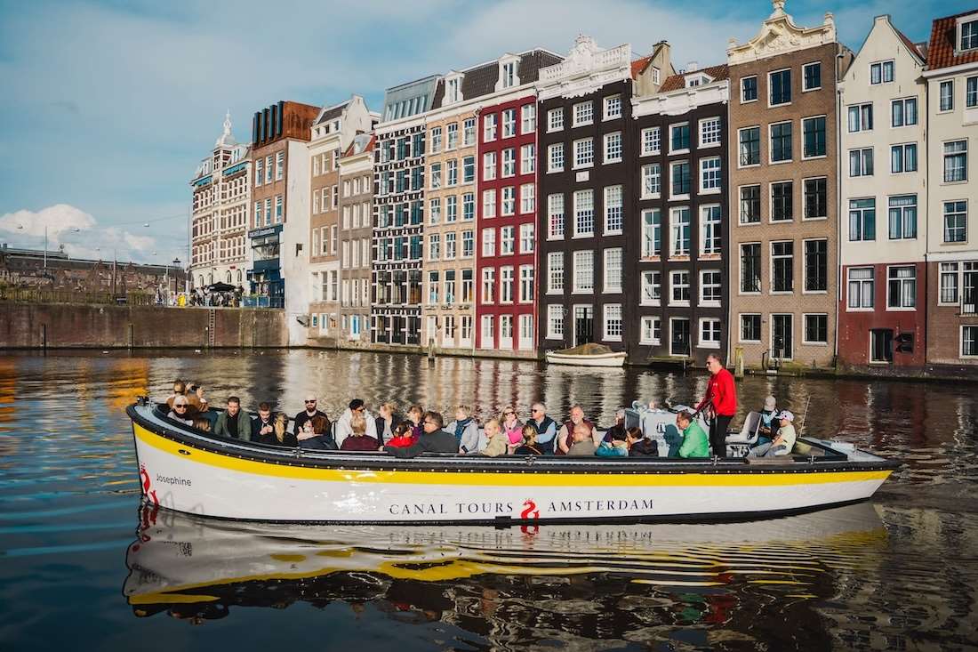 Paseo en barco por el famoso Damrak de Ámsterdam