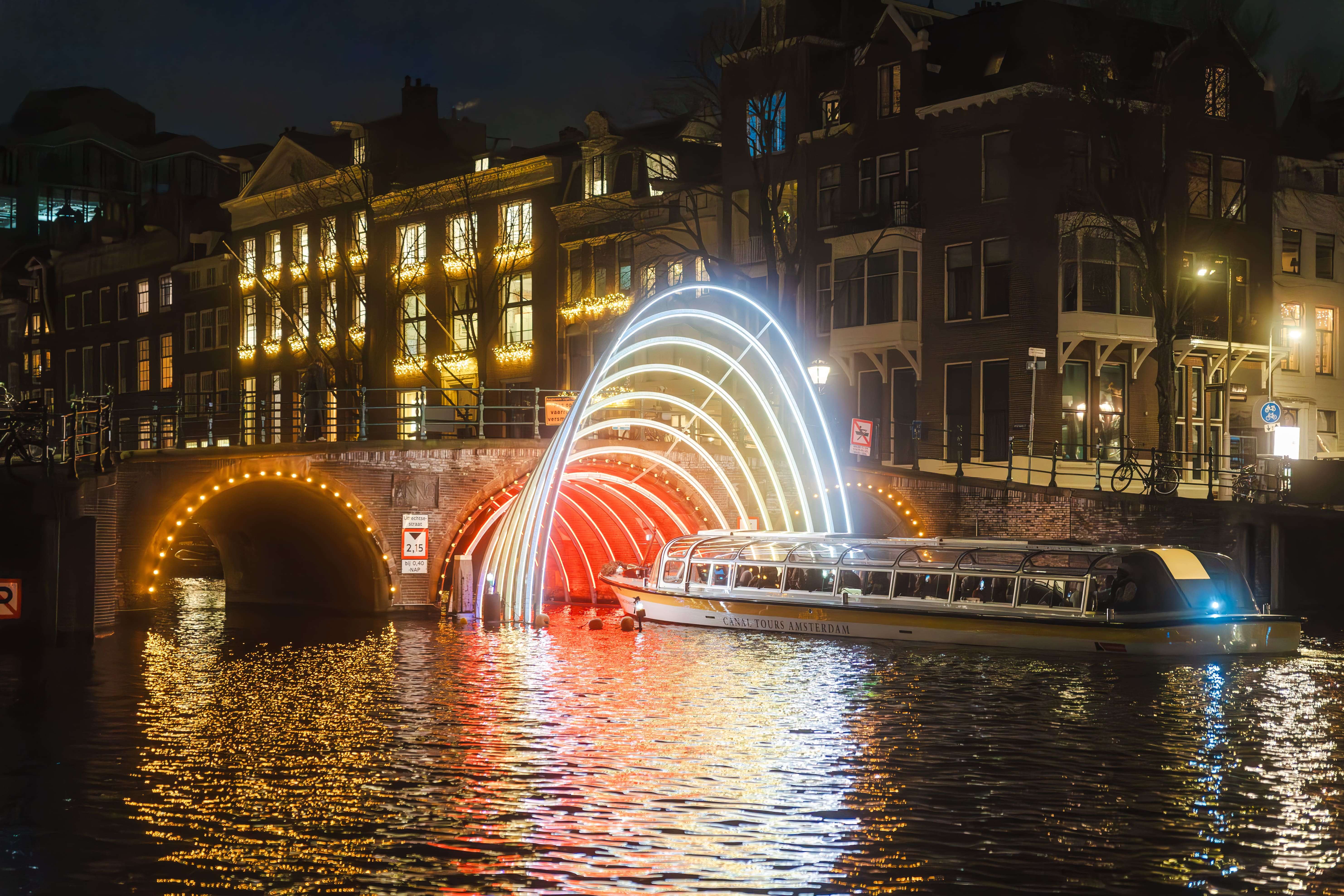 Een rondvaart door Canal Tours Amsterdam door een lichttunnel