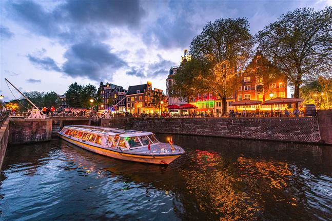 Gin & Tonic Cruise at night in Amsterdam